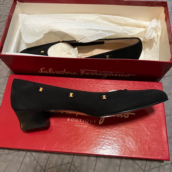 NIB Vintage Ferragamo Gold Buckle Heels - Picture 6 of 6